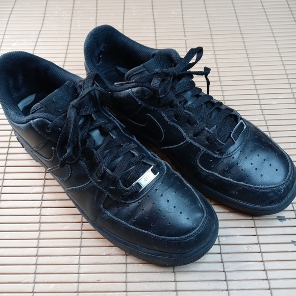 Nike Air Force 1 Low. Leather. Triple Black men\'s sz 10.5  (315122-001). 68pm main image 4